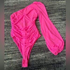 ANRABESS Hot Pink One Sleeve Mesh Overlay Bodysuit With Ruched Back & Sides